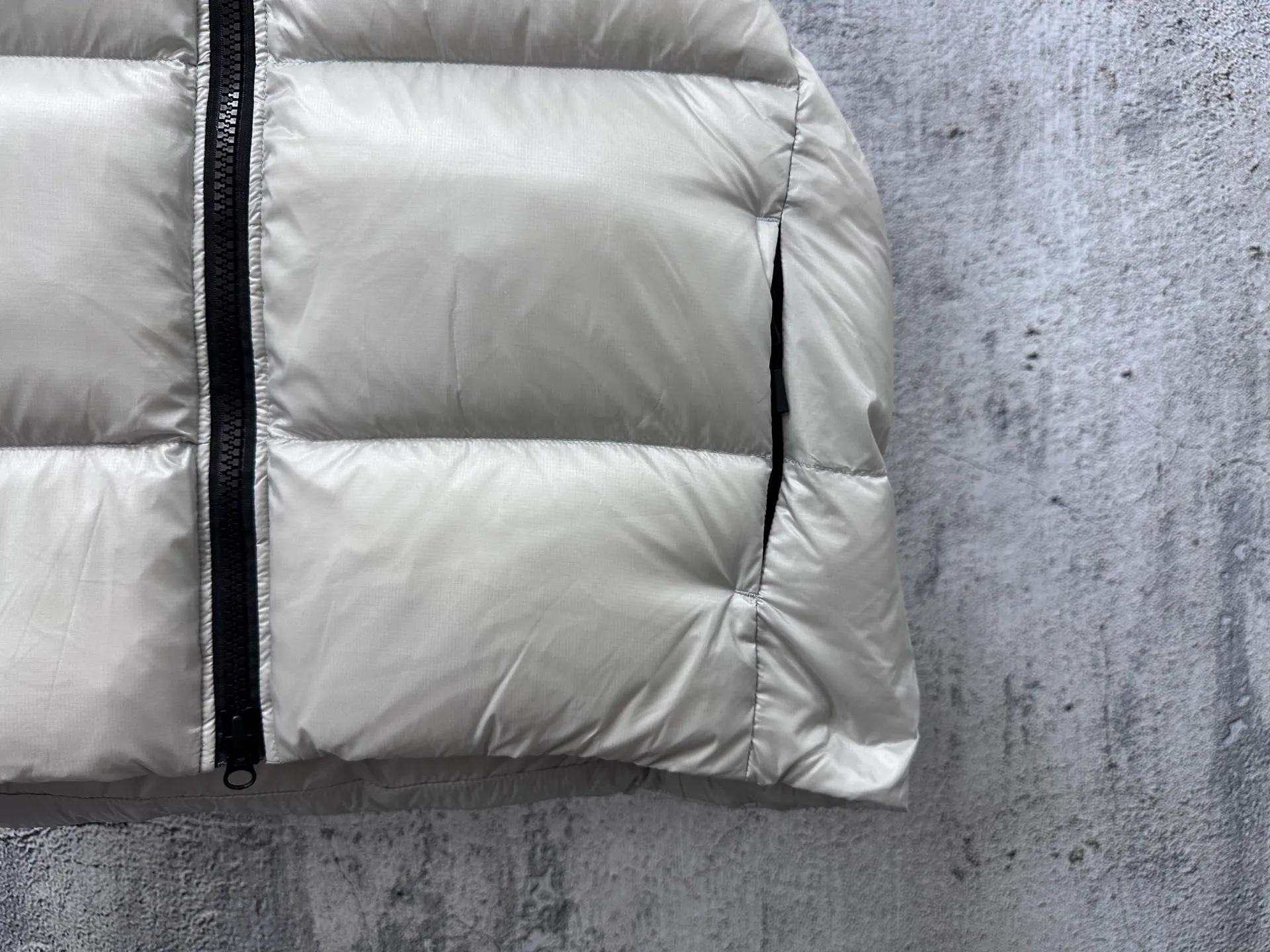 P560 [Canada Goose] Big Goose🦢Puff Down Vest has always been recognized as the warmest down jacket. Various Instagram celebrities, Internet celebrities, and celebrities often wear it for street photos. I make Canada Goose every year, but I still can't get rid of my love for it. No matter how cold the days are, there is no need to be afraid, because there is! Filled with 90% white duck down, it is the legendary warmest down jacket and is known as a must-have for Arctic outdoor sports! The most popular down jacket in the world, celebrities are rushing to buy it, it is a must-have! Size: XS-XL